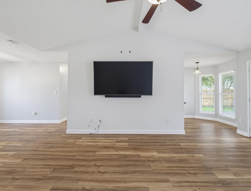 1565 Meadowbrook Ct brings together comfort, convenience, and - photo 11