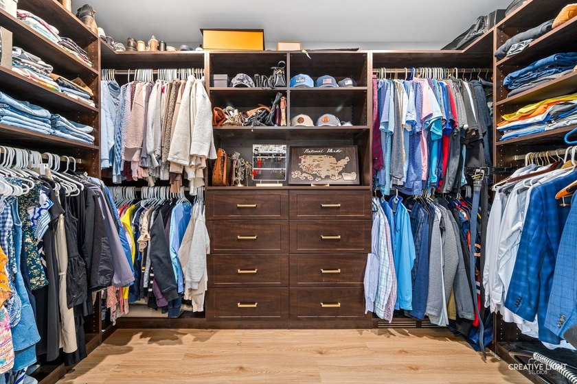 Welcome to your dream home! This beautifully updated 5-bedroom - photo 17