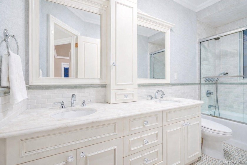 A rare opportunity to own a truly exceptional, fully detached - photo 18