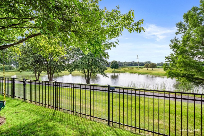 Welcome to your dream home! This beautifully updated 5-bedroom - photo 30