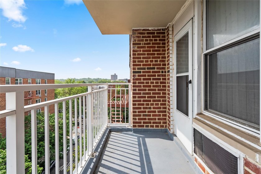 Charming One-Bedroom Oasis in Forest Hills This beautifully - photo 5