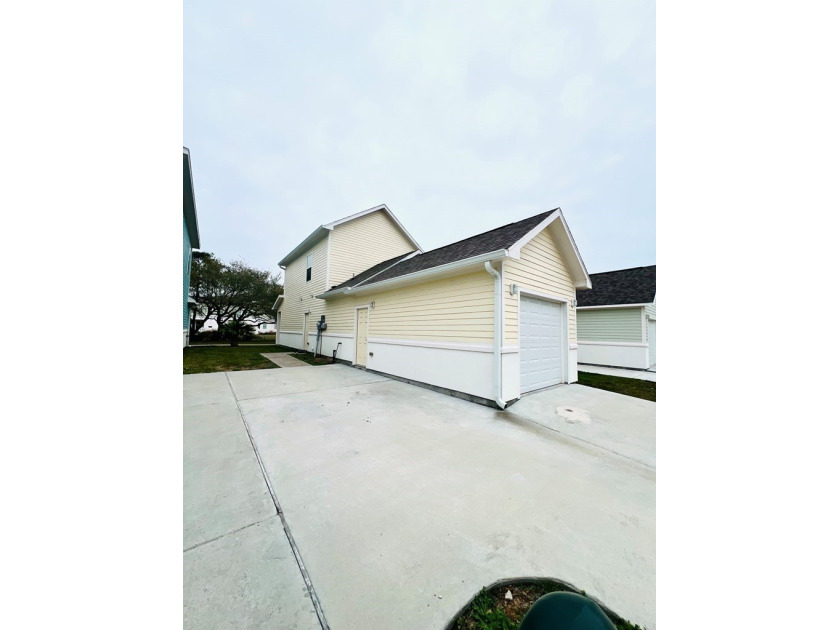 Beautiful 2022-Built Townhome in Gated community. This - photo 2