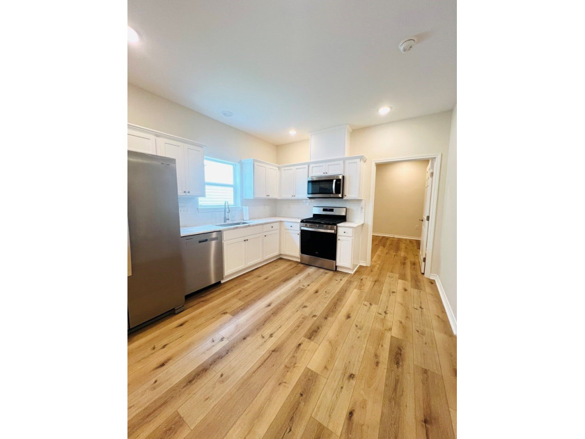 Beautiful 2022-Built Townhome in Gated community. This - photo 6