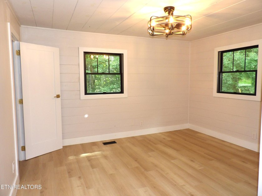 Timeless cabin charm meets today's modern comforts! This - photo 11