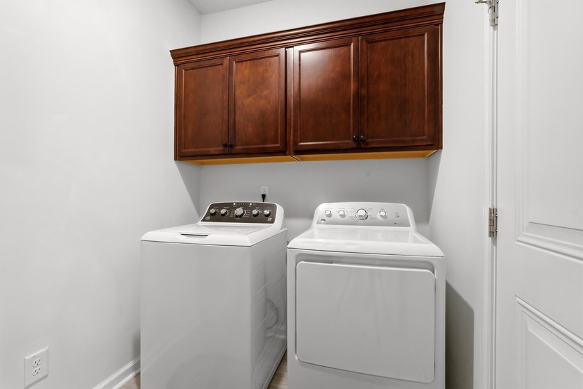 Welcome to this beautifully maintained 5-bedroom, 3.5-bath home - photo 12