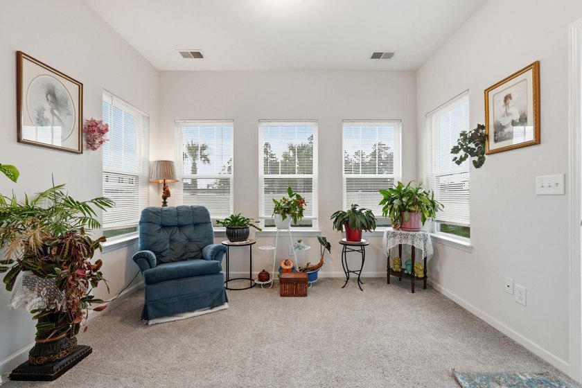 Welcome to this beautifully maintained 5-bedroom, 3.5-bath home - photo 14