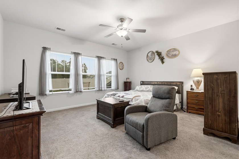 Welcome to this beautifully maintained 5-bedroom, 3.5-bath home - photo 17