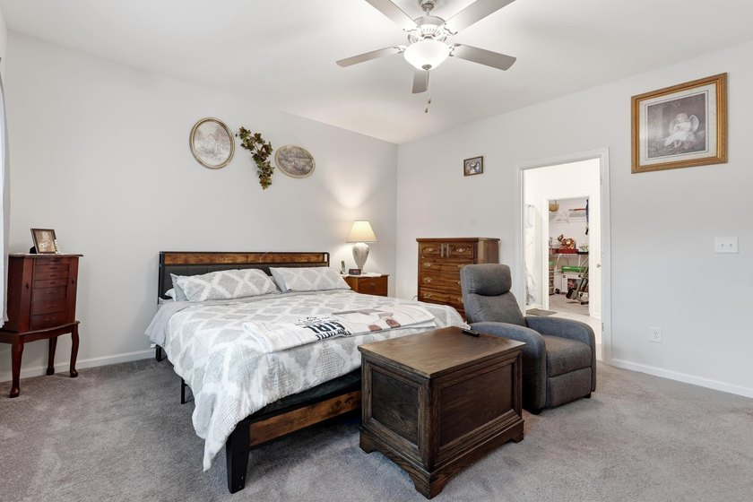 Welcome to this beautifully maintained 5-bedroom, 3.5-bath home - photo 18