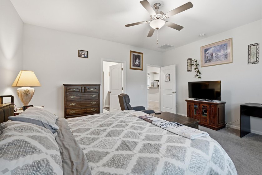 Welcome to this beautifully maintained 5-bedroom, 3.5-bath home - photo 19