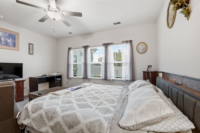 Welcome to this beautifully maintained 5-bedroom, 3.5-bath home - photo 20