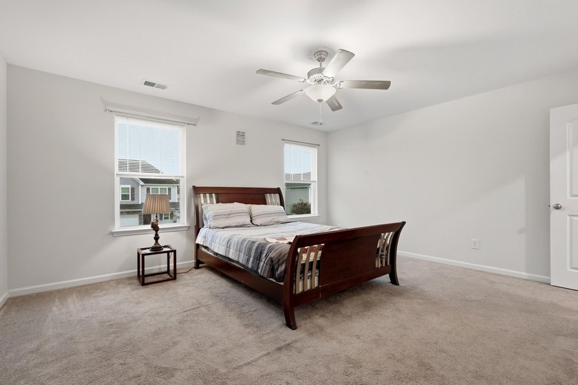 Welcome to this beautifully maintained 5-bedroom, 3.5-bath home - photo 23