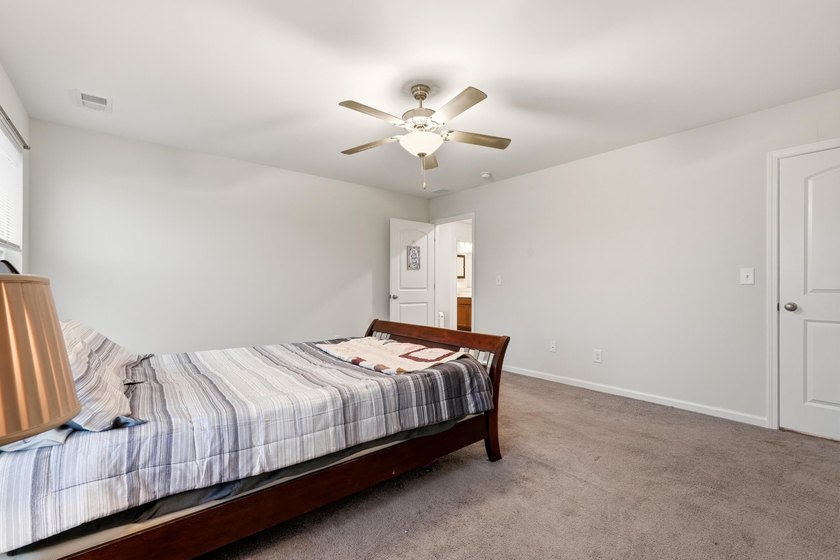 Welcome to this beautifully maintained 5-bedroom, 3.5-bath home - photo 24
