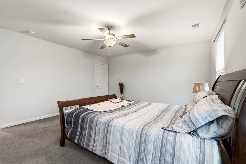 Welcome to this beautifully maintained 5-bedroom, 3.5-bath home - photo 25