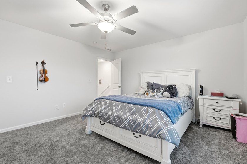 Welcome to this beautifully maintained 5-bedroom, 3.5-bath home - photo 30