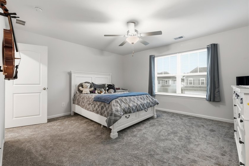 Welcome to this beautifully maintained 5-bedroom, 3.5-bath home - photo 31