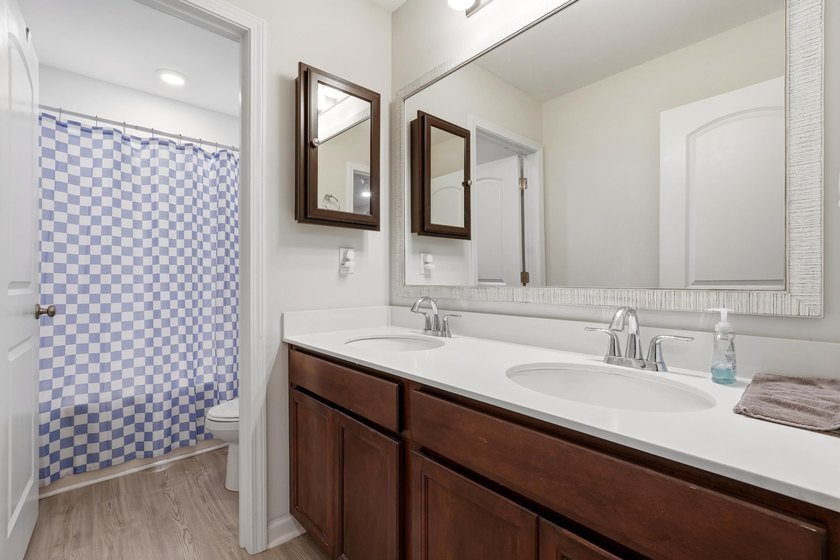 Welcome to this beautifully maintained 5-bedroom, 3.5-bath home - photo 32