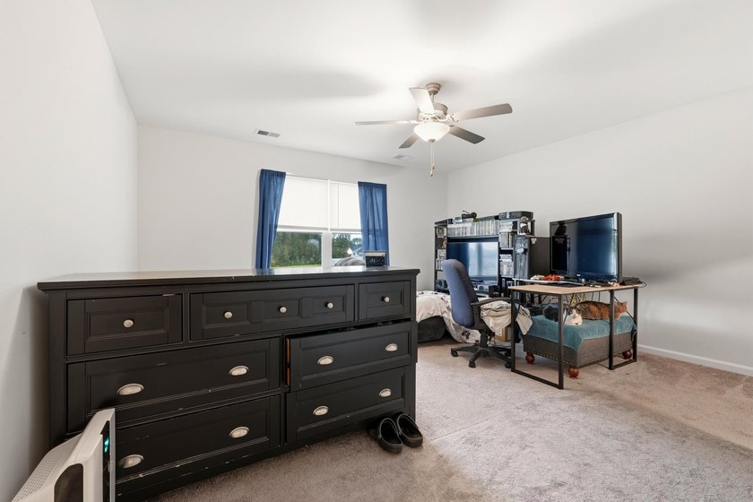 Welcome to this beautifully maintained 5-bedroom, 3.5-bath home - photo 34