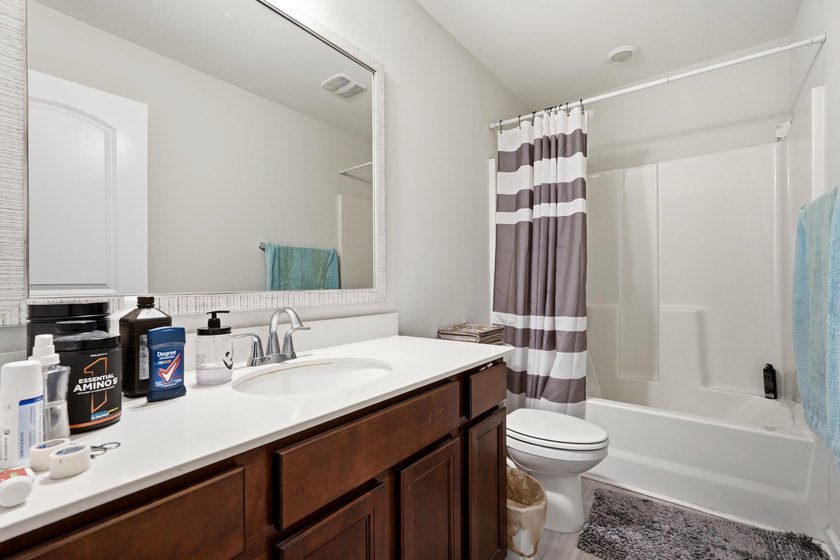 Welcome to this beautifully maintained 5-bedroom, 3.5-bath home - photo 35