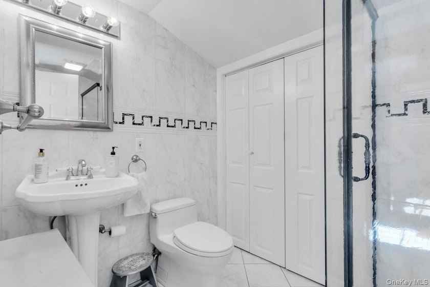 Merrick Woods 3BR/2Bath Classic Colonial, Basement and 1 Car - photo 20