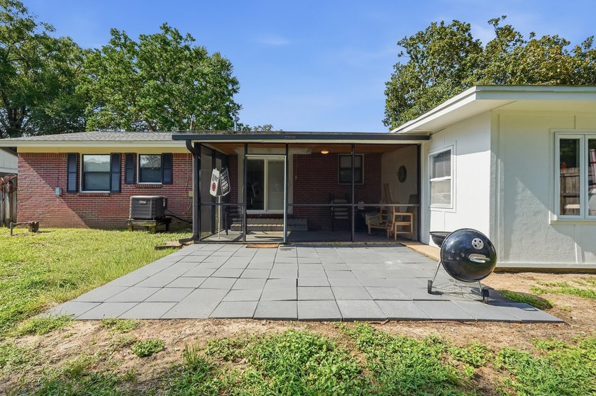 Who says you can't have it all? This 3-bedroom, 2-bath charmer - photo 43
