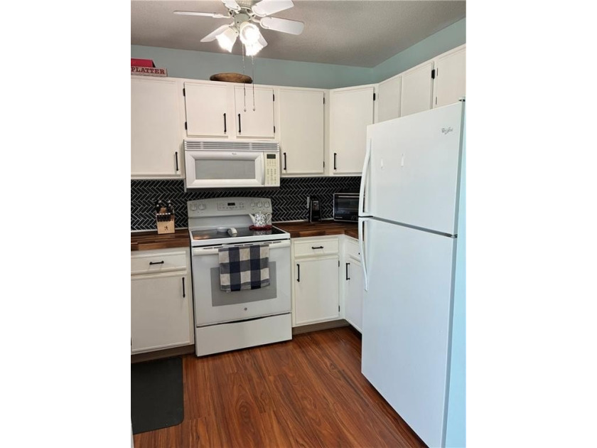 A great Town Home at a Great Price! 2 beds, 2 1/2 baths. Lower - photo 16