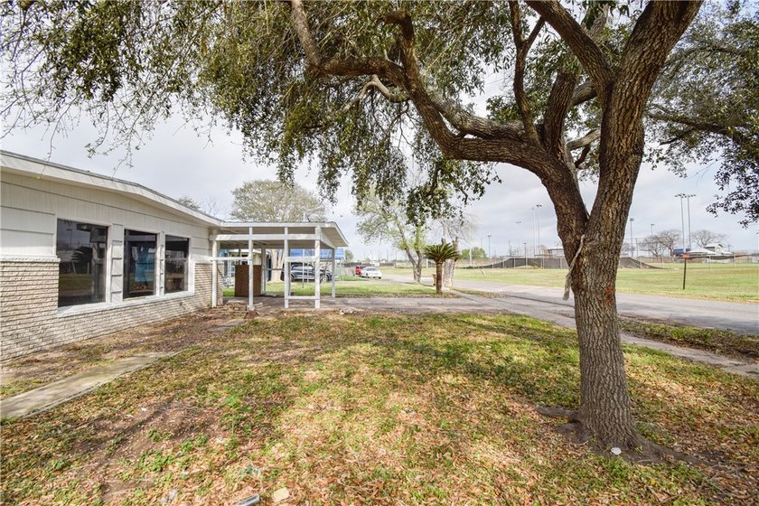 Central location and good schools. This Pretty 3 bedroom, 2 bath - photo 3