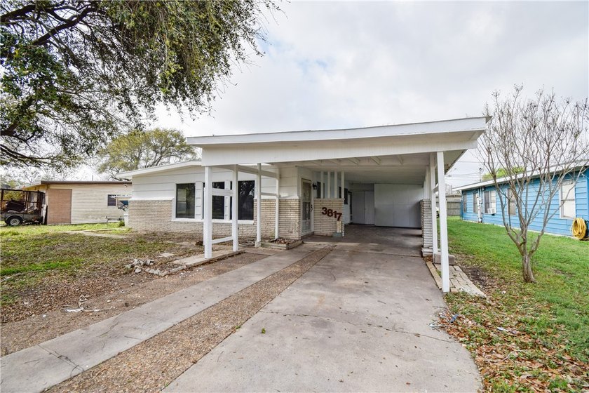 Central location and good schools. This Pretty 3 bedroom, 2 bath - photo 4