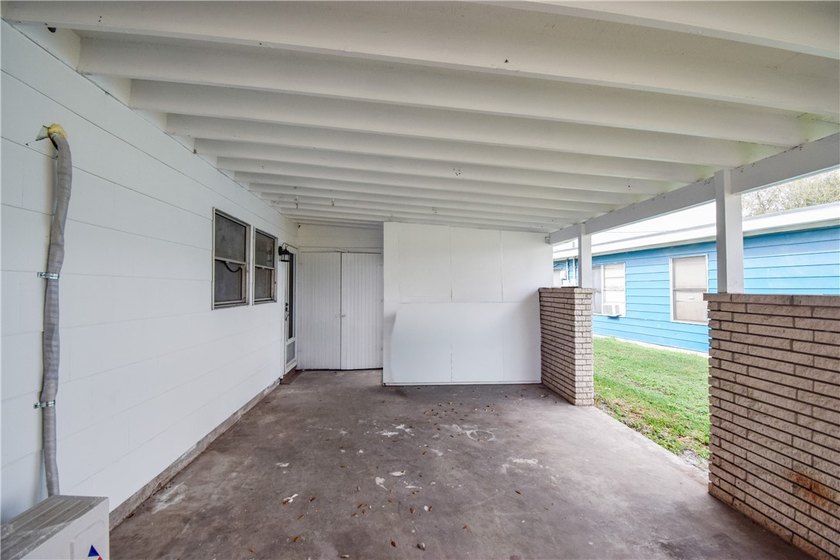 Central location and good schools. This Pretty 3 bedroom, 2 bath - photo 6
