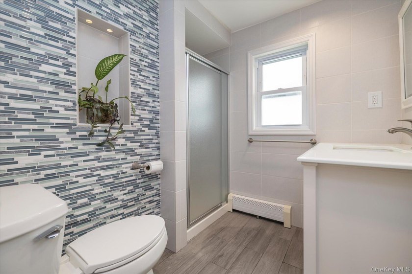Welcome to this beautifully maintained 4-bedroom, 2-bath - photo 11
