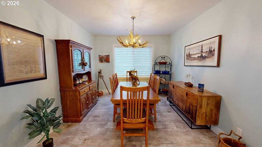 Beautifully maintained single level home featuring vaulted - photo 12