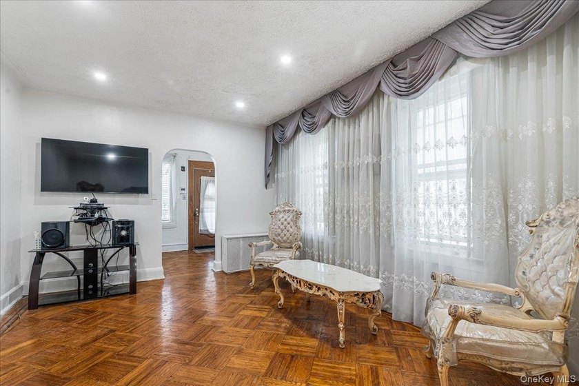 East Flatbush Opportunity! Welcome to this solid 3-bedroom, 2 - photo 5
