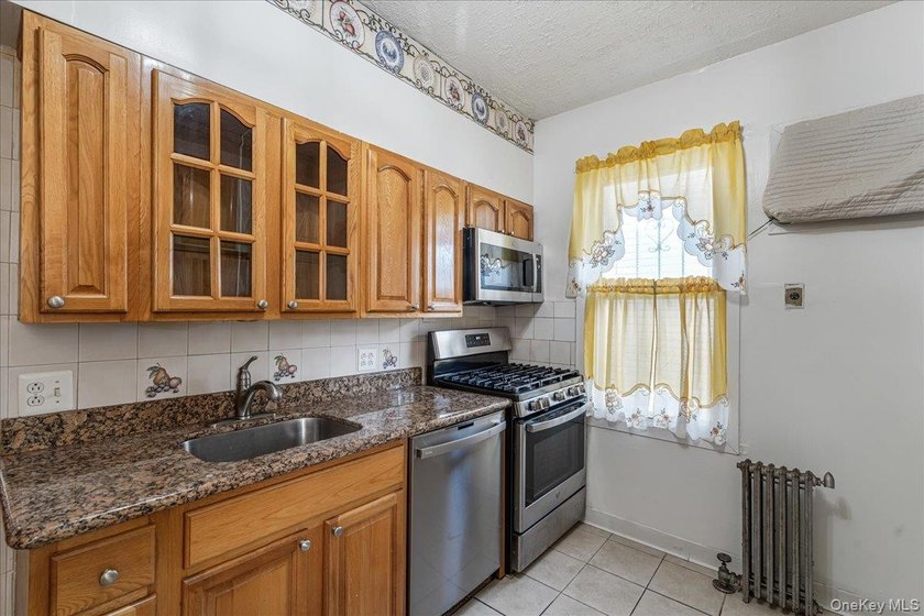 East Flatbush Opportunity! Welcome to this solid 3-bedroom, 2 - photo 9