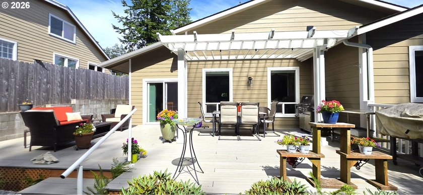 Beautifully maintained single level home featuring vaulted - photo 31