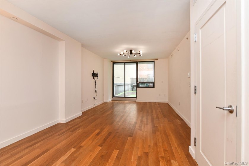 Bright and spacious 1-bedroom condo with private outdoor space - photo 3