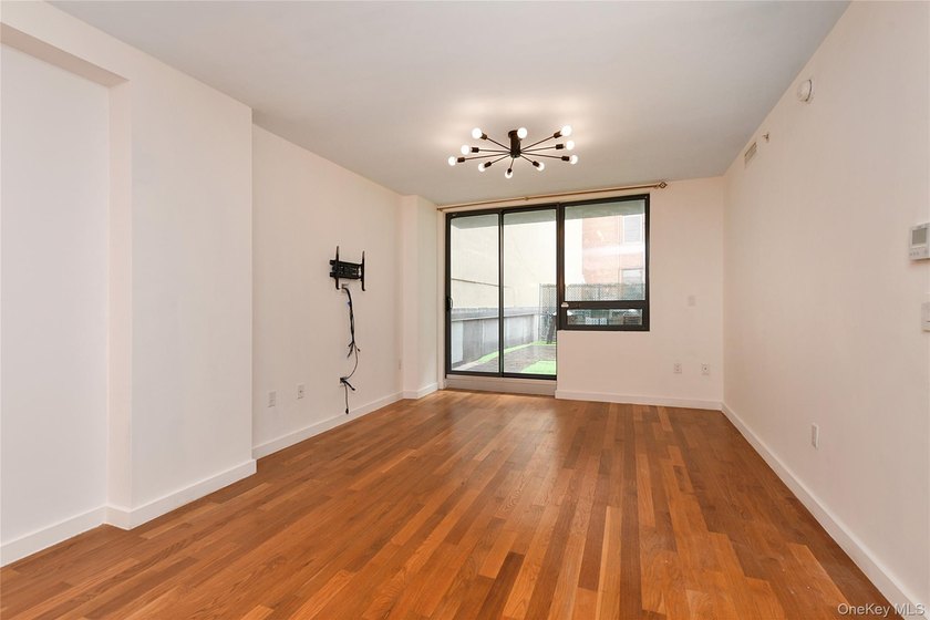 Bright and spacious 1-bedroom condo with private outdoor space - photo 4