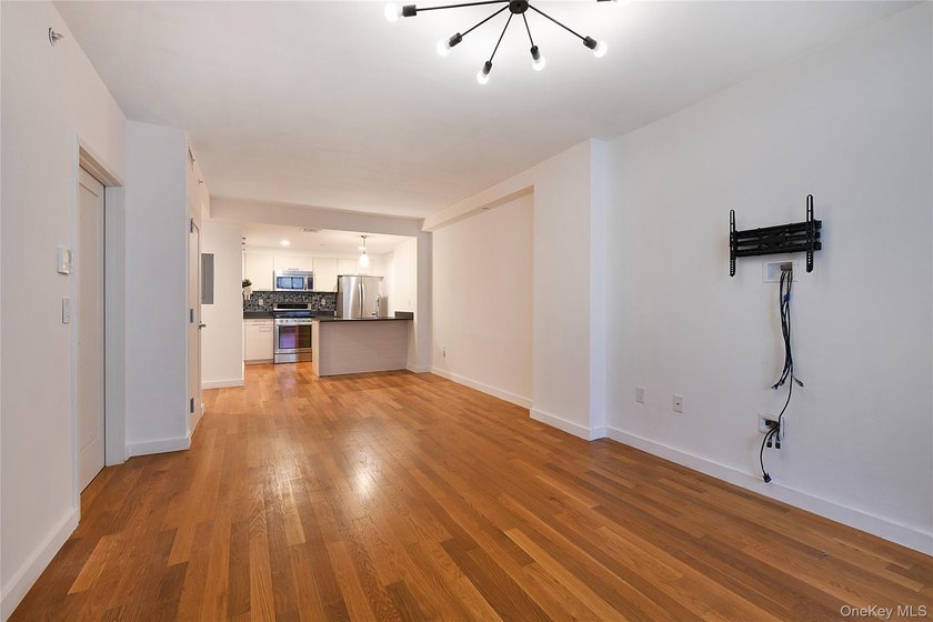 Bright and spacious 1-bedroom condo with private outdoor space - photo 5