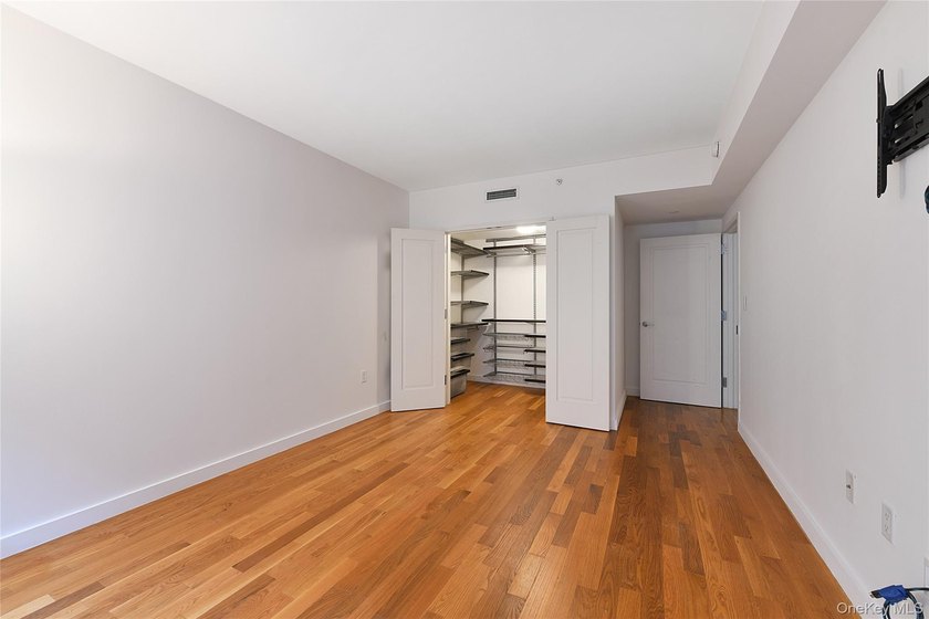 Bright and spacious 1-bedroom condo with private outdoor space - photo 8
