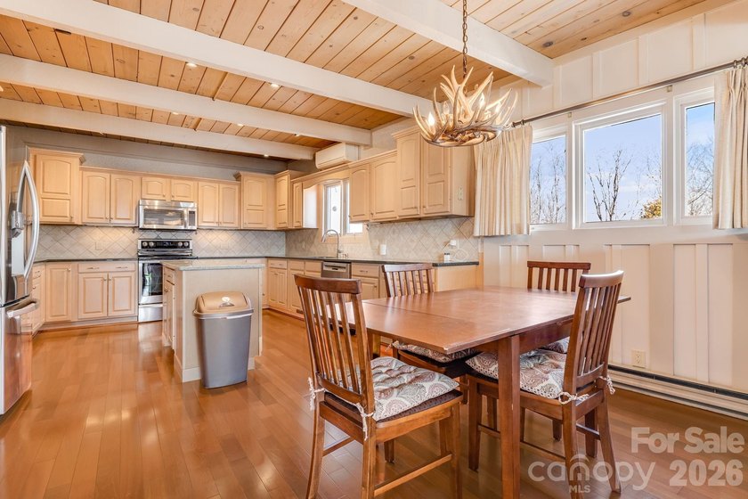 Ideally situated along the Sugar Mountain Ski Resort shuttle - photo 14