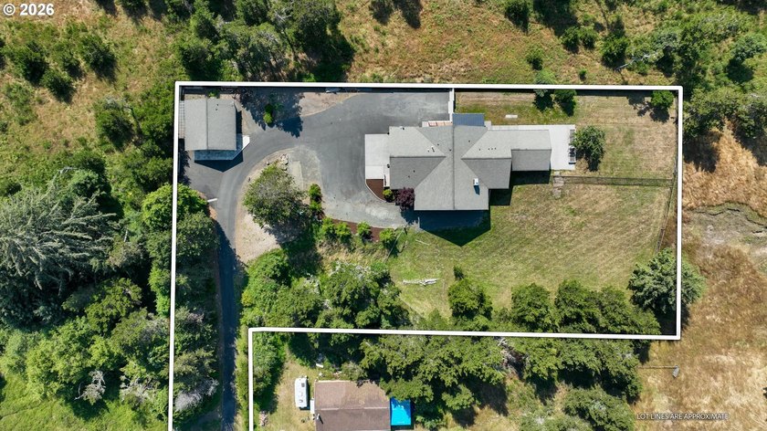 This incredible residence sits on an extremely private 1.67 acre - photo 3
