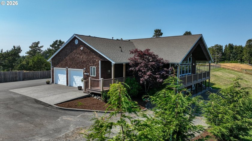 This incredible residence sits on an extremely private 1.67 acre - photo 5