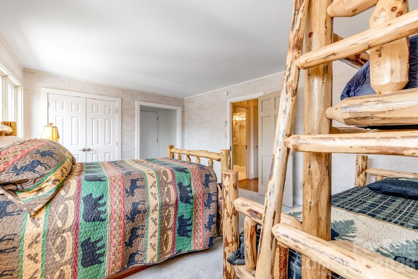 Ideally situated along the Sugar Mountain Ski Resort shuttle - photo 30