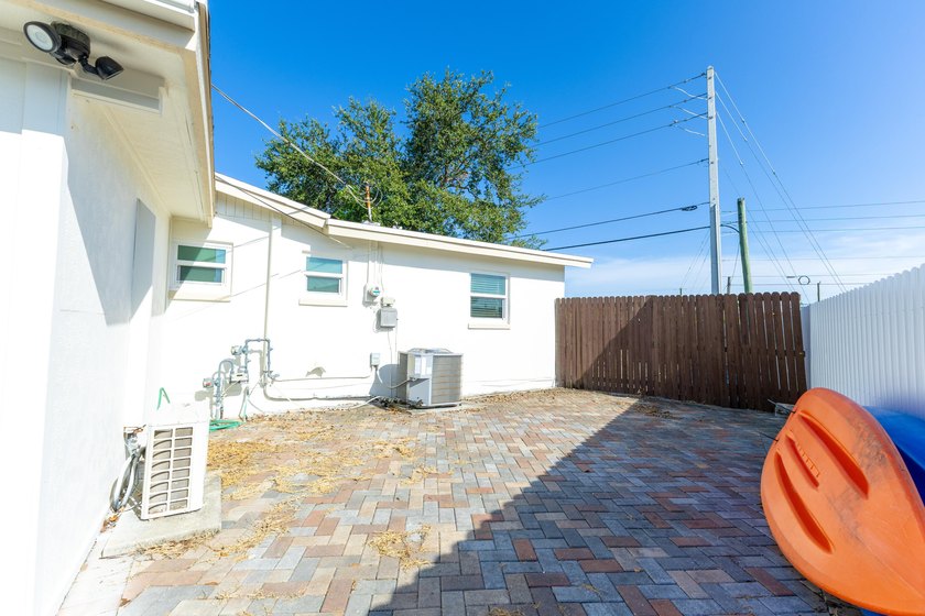 NO HOA! Nicely kept 3-bedroom, 2-bath single-family home - photo 31