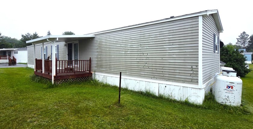This charming 1995 Oxford Rogue's Bluff single-wide mobile home - photo 3