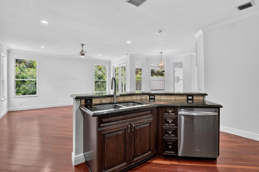 This spacious true 5-bedroom, 3-bathroom home in a gated West - photo 21