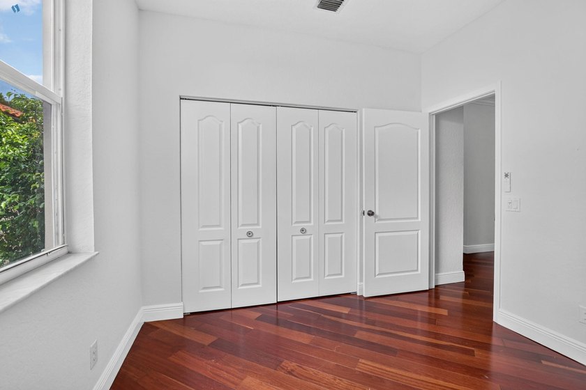 This spacious true 5-bedroom, 3-bathroom home in a gated West - photo 24