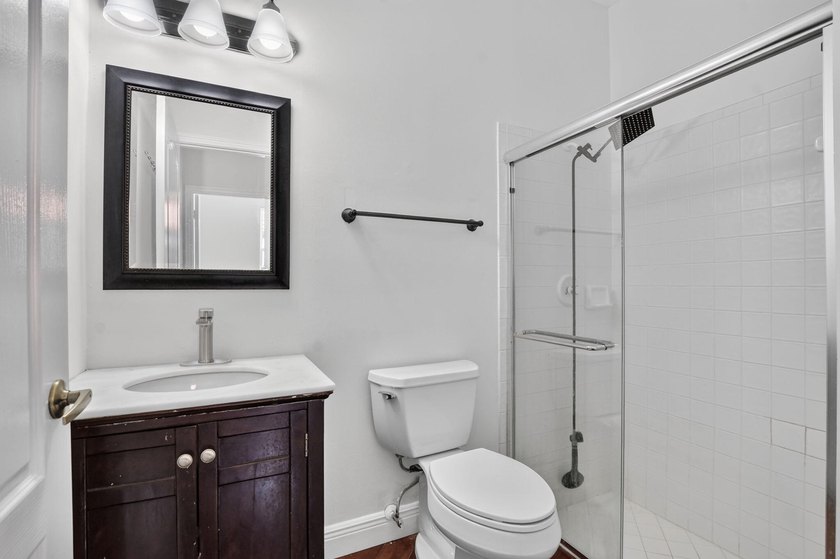 This spacious true 5-bedroom, 3-bathroom home in a gated West - photo 25