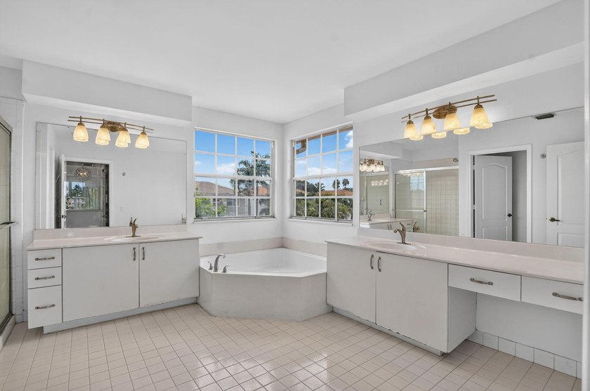 This spacious true 5-bedroom, 3-bathroom home in a gated West - photo 34