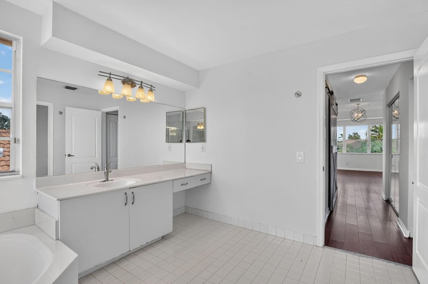 This spacious true 5-bedroom, 3-bathroom home in a gated West - photo 36