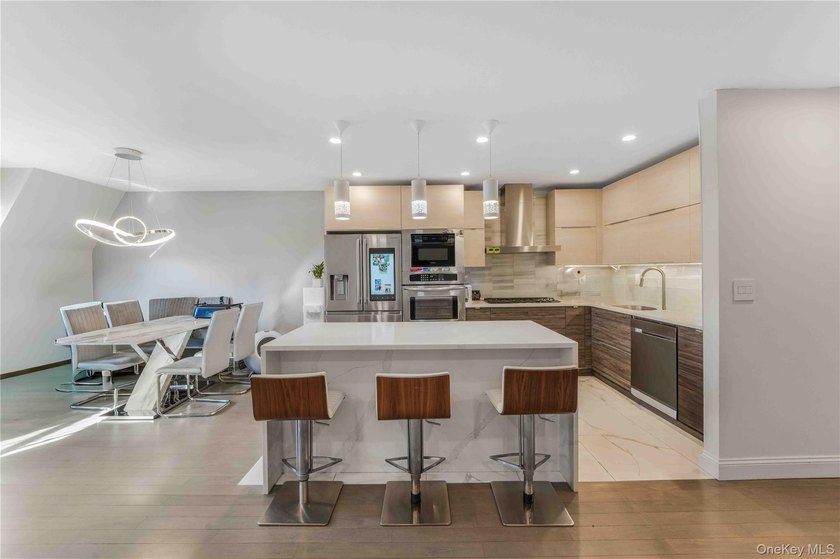 Stunning beautiful luxury-renovated 3-bedroom, 2-full-bath condo - photo 3