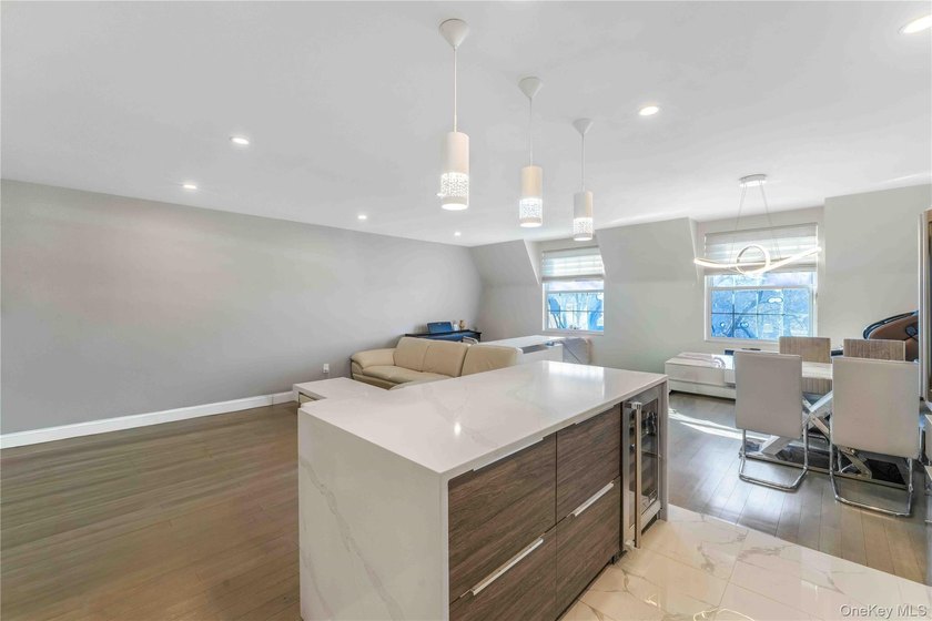 Stunning beautiful luxury-renovated 3-bedroom, 2-full-bath condo - photo 4